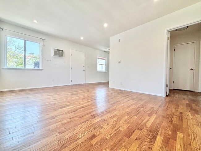 Building Photo - 1276 S Ridgeley Dr Los Angeles, CA 90019