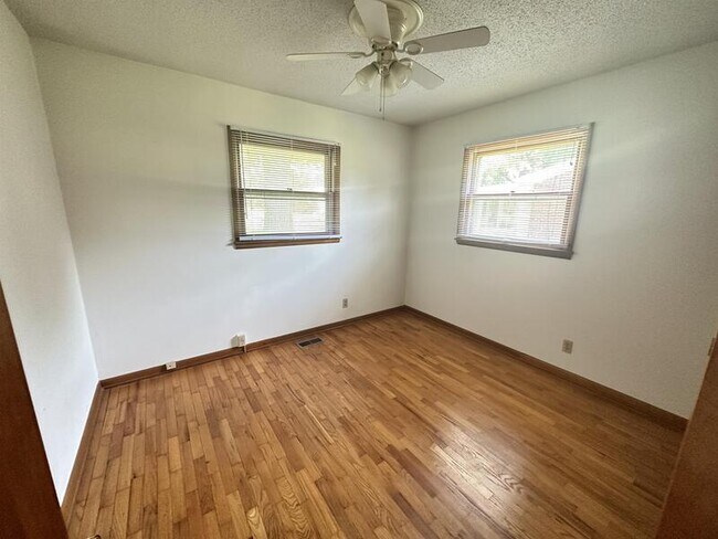 Building Photo - 1102 Brighton Dr
