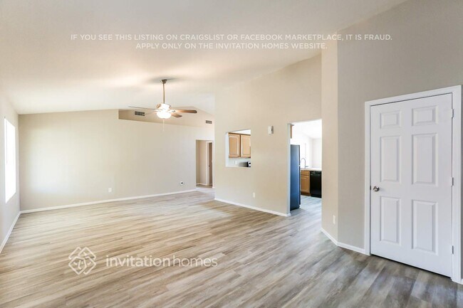 Foto del edificio - 8226 W Larkspur Dr