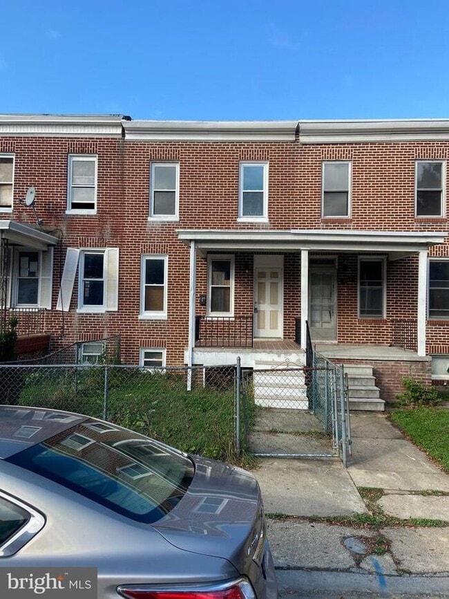 Building Photo - 3 Bedroom Plus Den