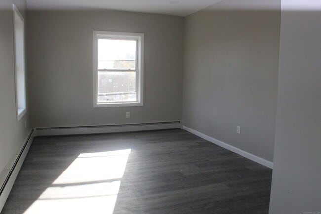 Building Photo - 647 New Park Ave