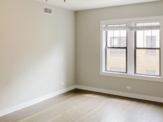 Building Photo - 1954 W Wilson Ave