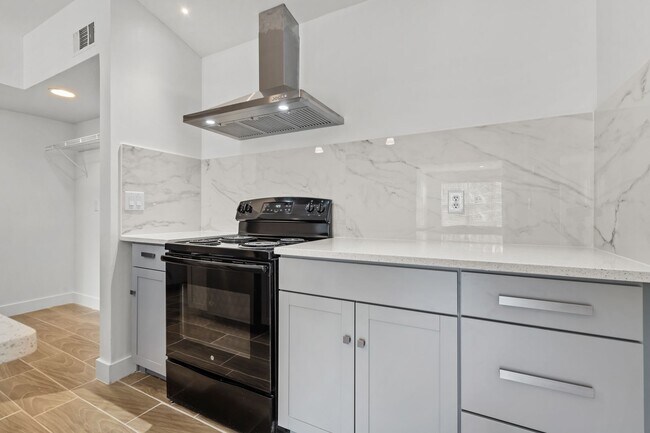 Foto del edificio - VENETIAN PLACE - 2nd floor • 1 BR 1 Bath -...