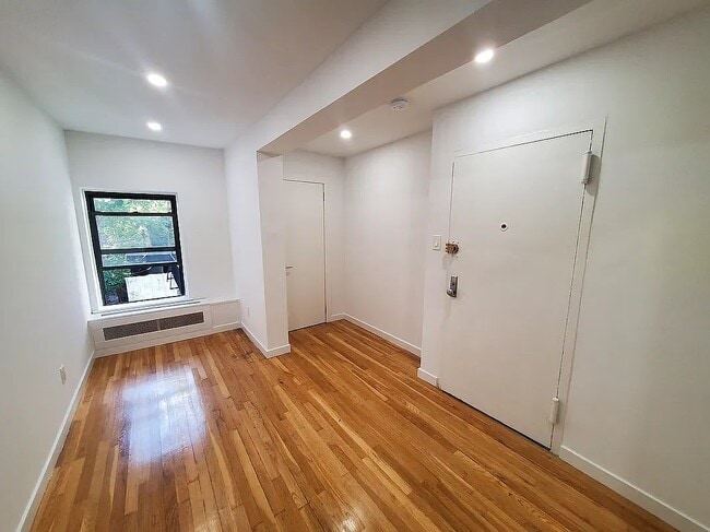 Building Photo - 1220 Lexington Ave