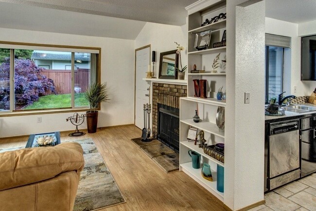 Building Photo - Beautiful 2 story Townhome in Juanita Kirk...