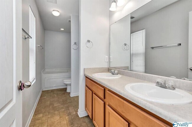 Foto del edificio - FOUR BEDROOM/TWO BATH BRICK HOME - FENCED YARD