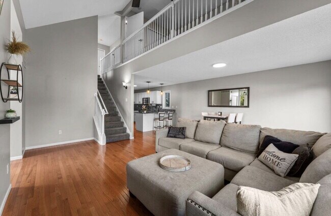 Foto del edificio - Elegant 3-Bed Single Family with Fireplace & Hardwood Floors in Shakopee – 2345 Sq Ft of Comfort