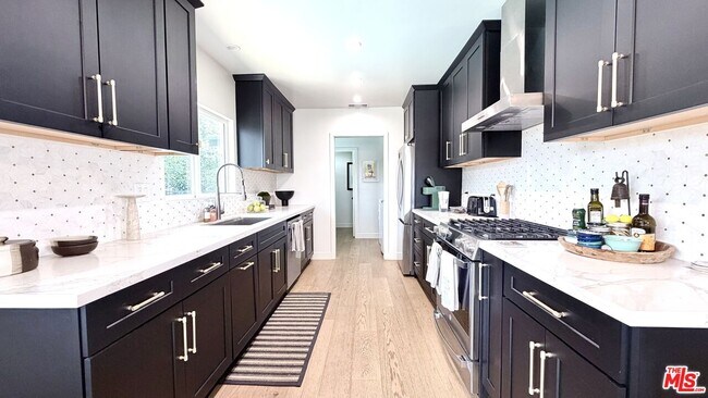 Foto del edificio - 3852 Sherview Dr