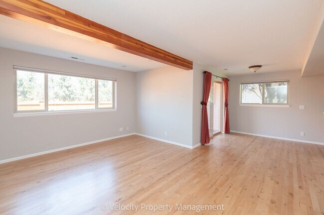 Foto del edificio - Beautiful Townhome with new paint, carpet ...
