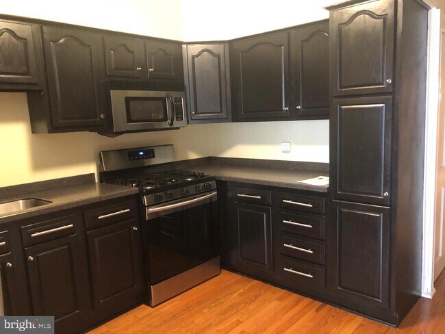 Building Photo - 1107 W 37th St