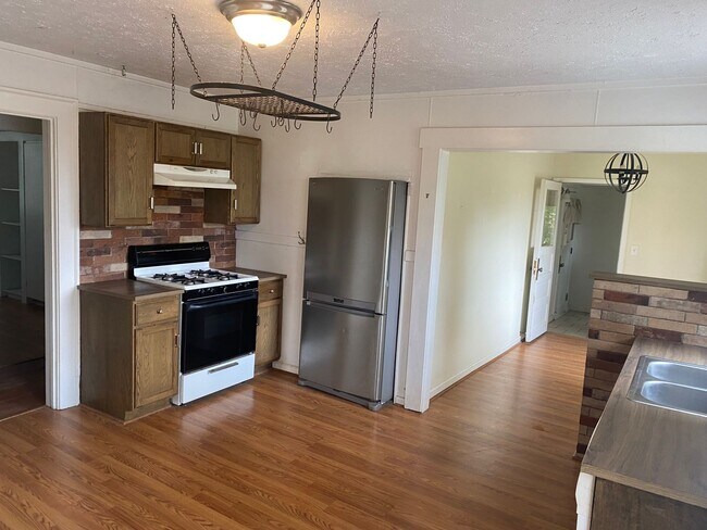 Building Photo - Spacious Single Level Apartment Near Downtown