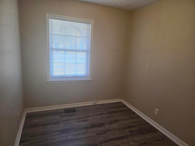 Foto del edificio - 3531 N Butler Ave