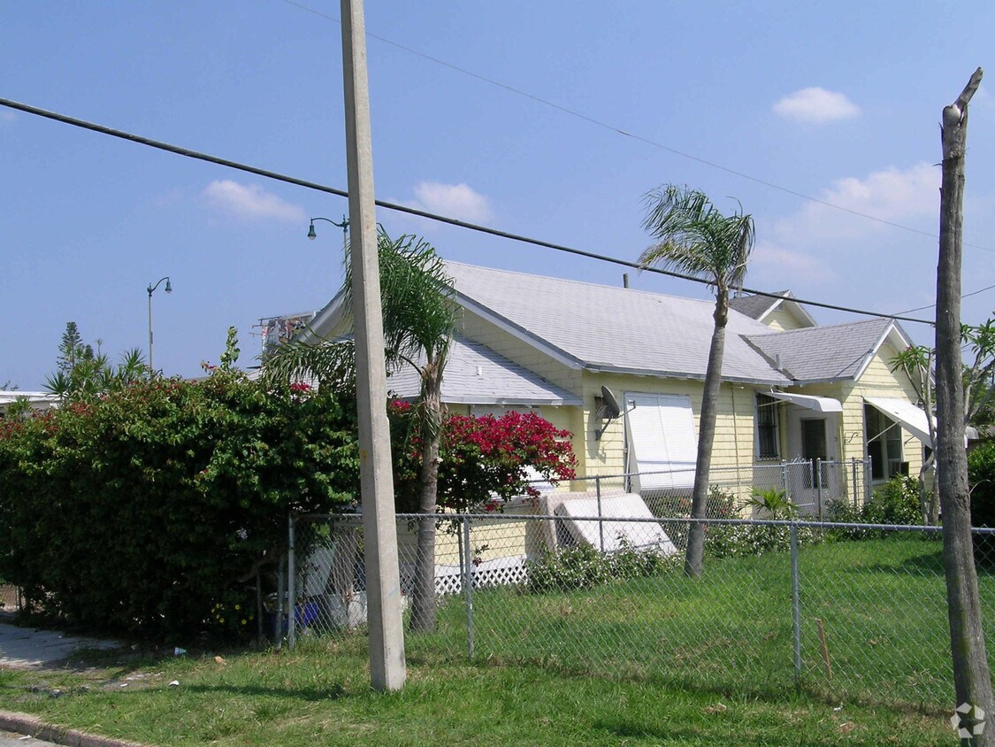 Building Photo - 600 43rd St