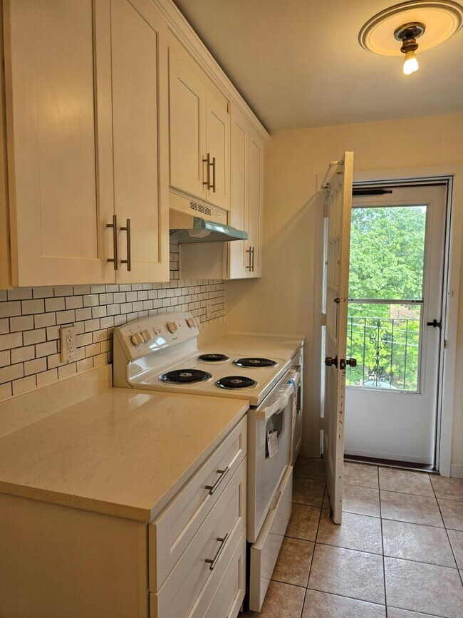 Stove/Oven - 120 Columbus Pl