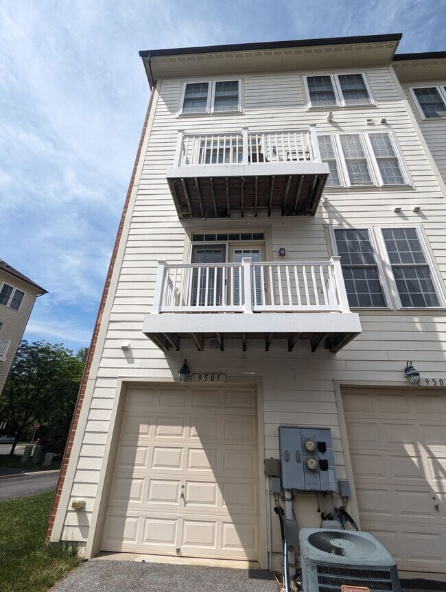 Foto del edificio - Two level condo in URBANA School District ...
