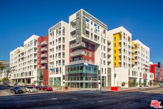 Building Photo - 750 S Oxford Ave