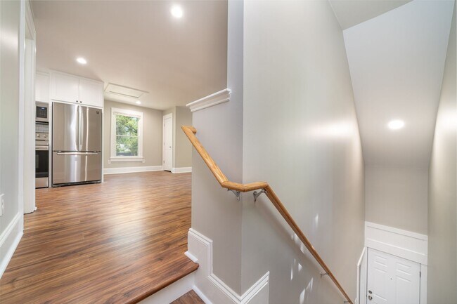 Building Photo - Renovated 1 bed, 1 bath studio, power and ...