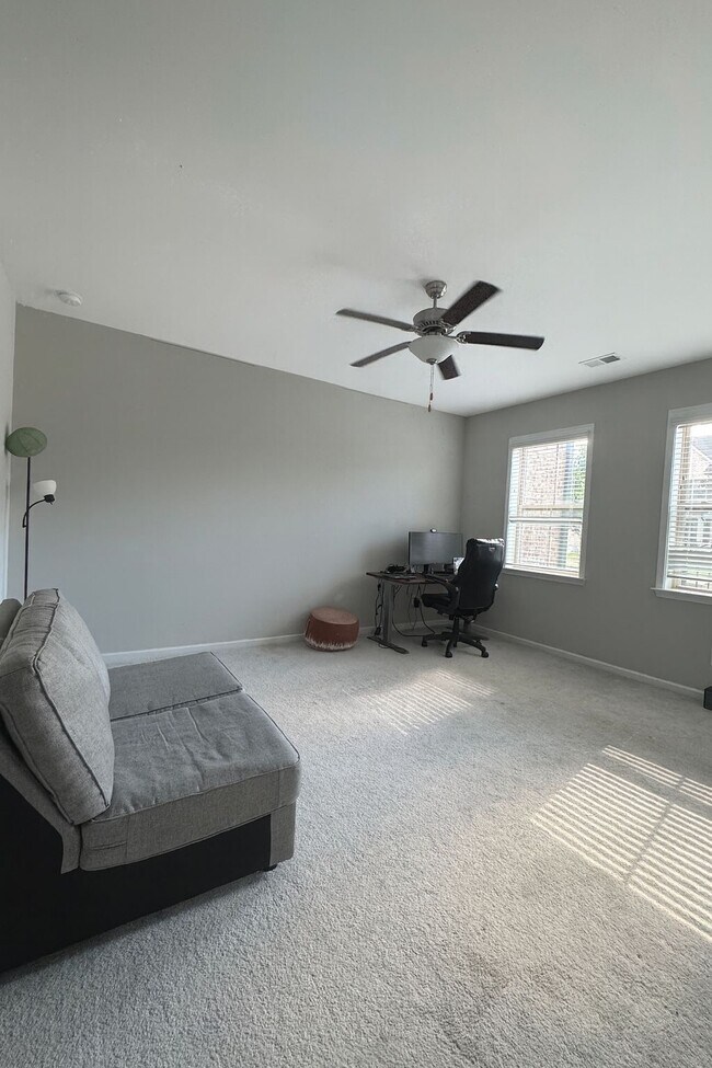 Building Photo - 3985 Redwood Dr