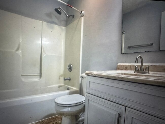 Main bathroom - 6813 Torrance Ln