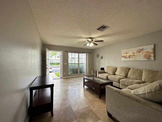 Foto del edificio - Beautiful Townhome in a gated community wi...