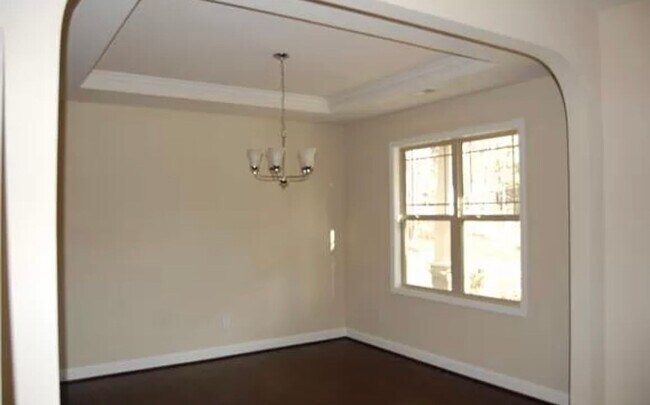 Foto del edificio - Spacious 4-Bedroom Home with Bonus Room in...