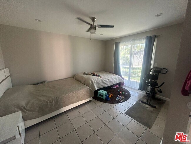 Foto del edificio - 7427 Tujunga Ave
