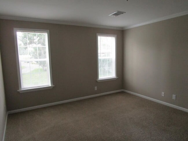 Foto del edificio - 107 Spruce Ln