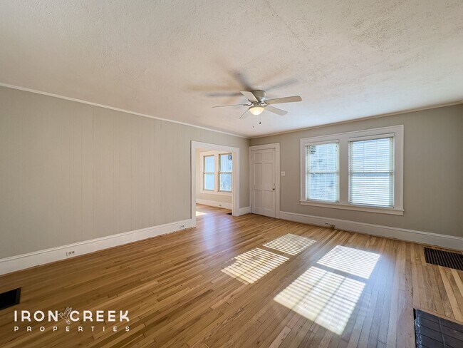 Building Photo - Charming Newly-Renovated Three-Bedroom in ...