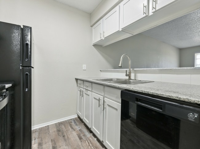 2 Bedroom Kitchen.jpg - Canyon Creek Apartments