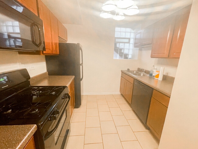 Building Photo - 3548 N Wolcott Ave