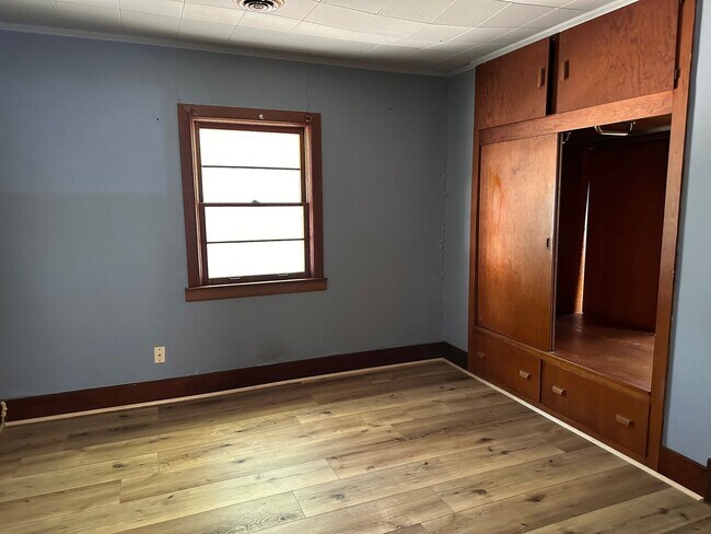 Building Photo - Beautiful 2 bedroom 1 bath house with garage!