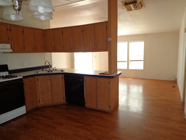 Foto del edificio - 3 Bedroom 2 Bath On Large Corner Lot *Cordes Lakes*