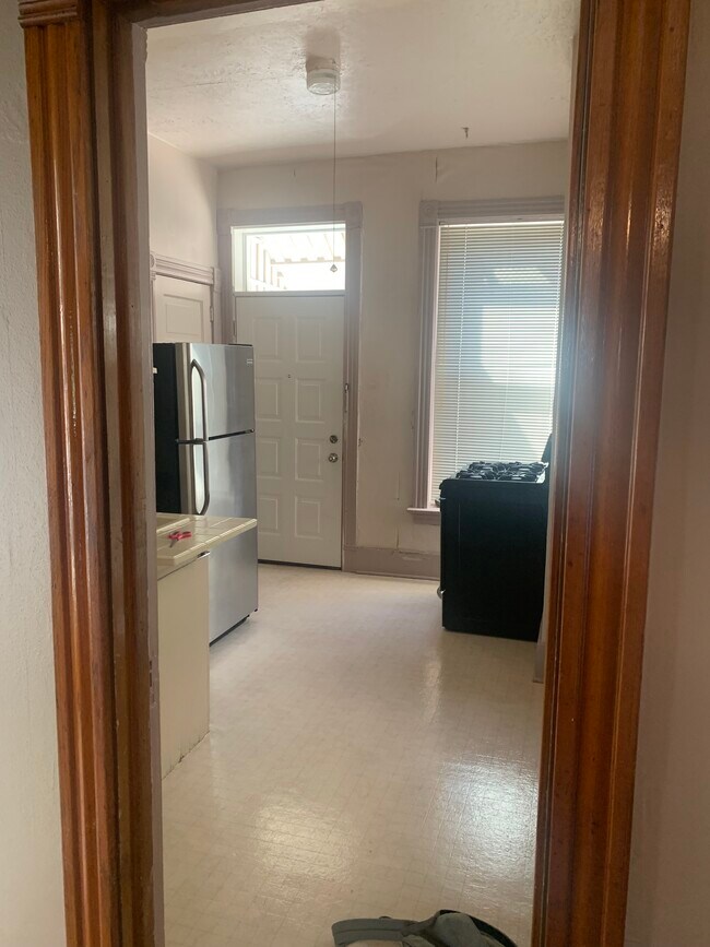 cocina y puerta trasera - 2963 Pacific St