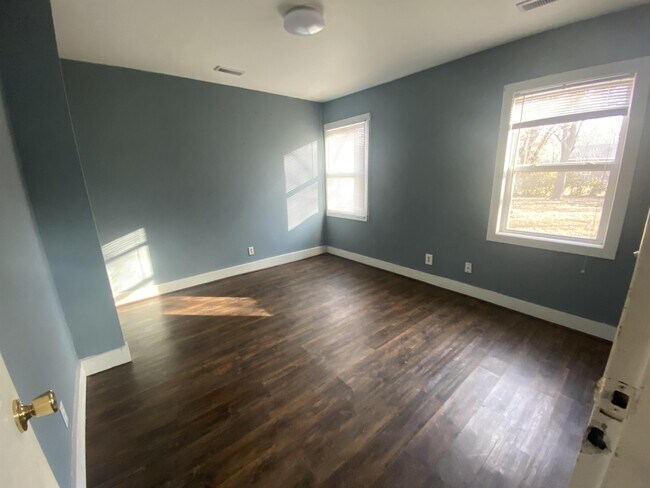 Building Photo - 2517 Moundview Dr