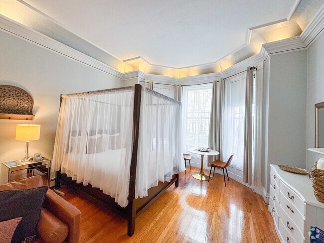 Building Photo - 337 Beacon St