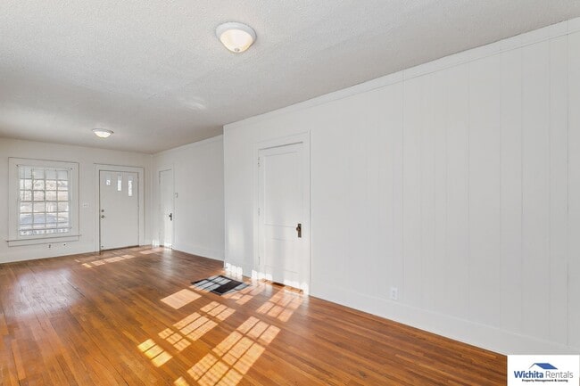 Building Photo - 1 Bedroom 1 Bathroom Duplex near Friends U...