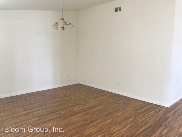 Building Photo - 989 Robin Ct
