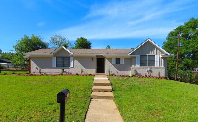 Foto del edificio - Updated in 2024! Spacious, 4 Bedroom, 3 Ba...