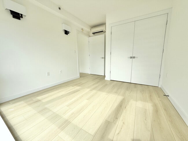 Foto del edificio - 227 Clarkson Ave