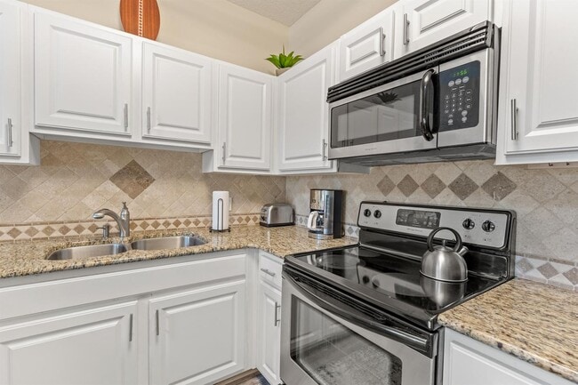 Building Photo - Beautifully furnished 2B/2B condo steps from Gulf of Mexico available for long term lease!