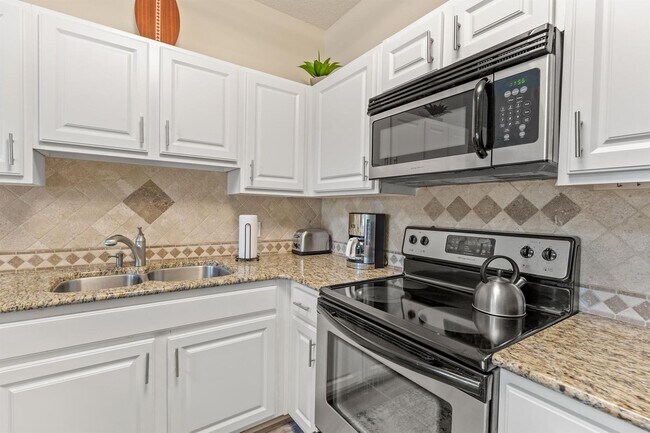 Foto del edificio - MOVE IN SPECIAL-- 50% OFF FIRST MONTH'S RENT - Beautifully furnished OR unfurnished 2B/2B condo s...