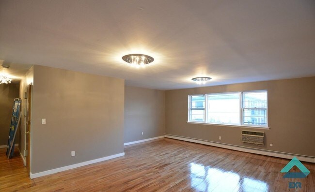 Building Photo - 1408 E 13th St