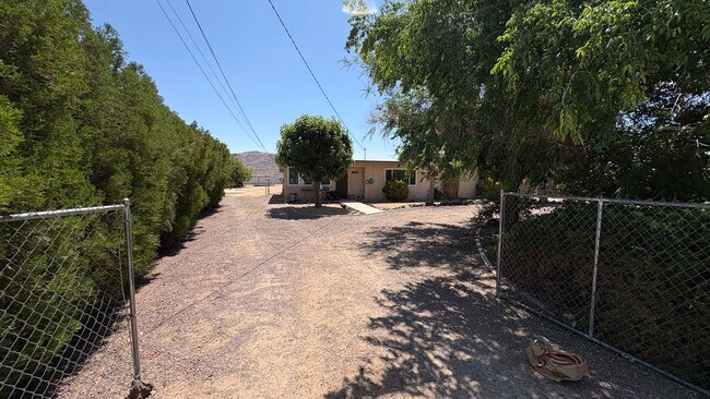 Foto del edificio - Desert Living in Apple Valley — Spacious Estate with Privacy & Comfort