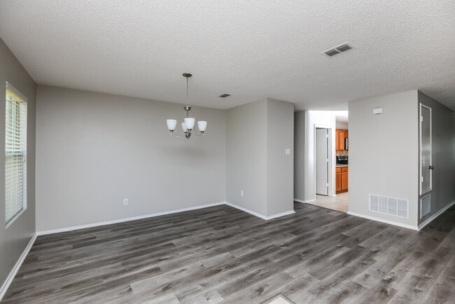 Foto del edificio - 1625 Creekridge Ct