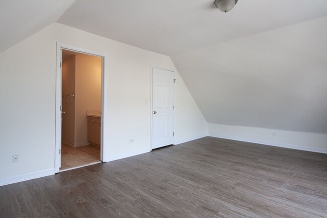 Building Photo - HUGE 3BR/2BA Duplex UP Close to Blue Line  NO SECURITY DEPOSIT!