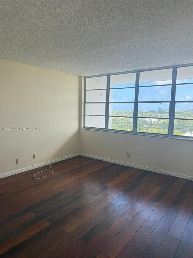 Foto del edificio - 2025 NE 164th St