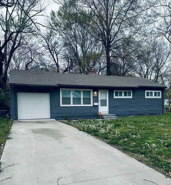 Building Photo - South Kansas City 3 Bedroom 1 Bath Ranch F...