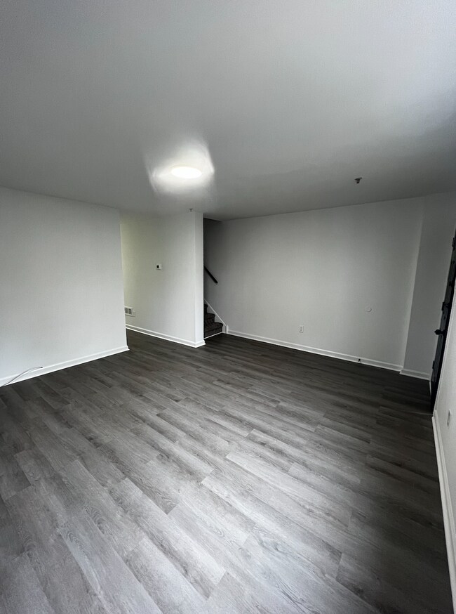 Building Photo - 215 E 24th St