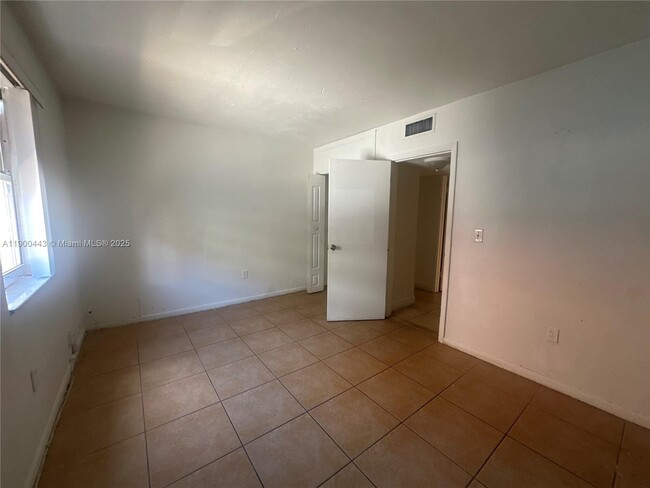 Foto del edificio - 1851 NE 168th St