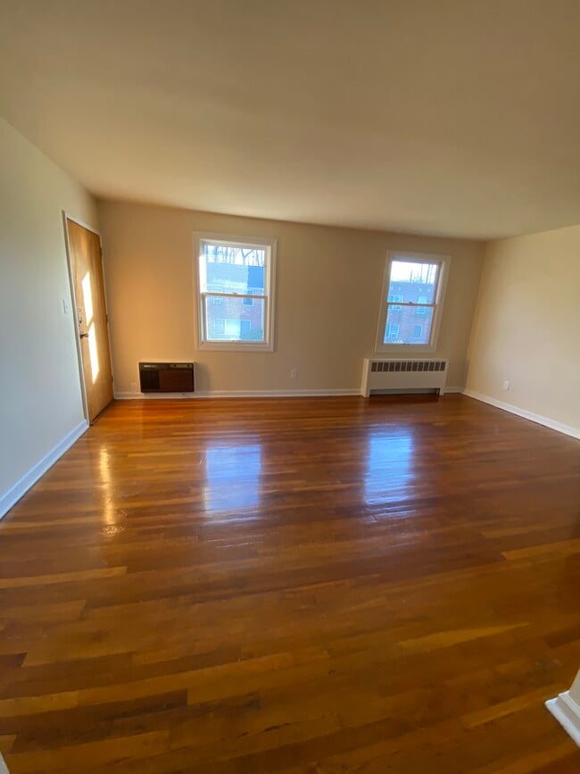 Building Photo - 150 Main St